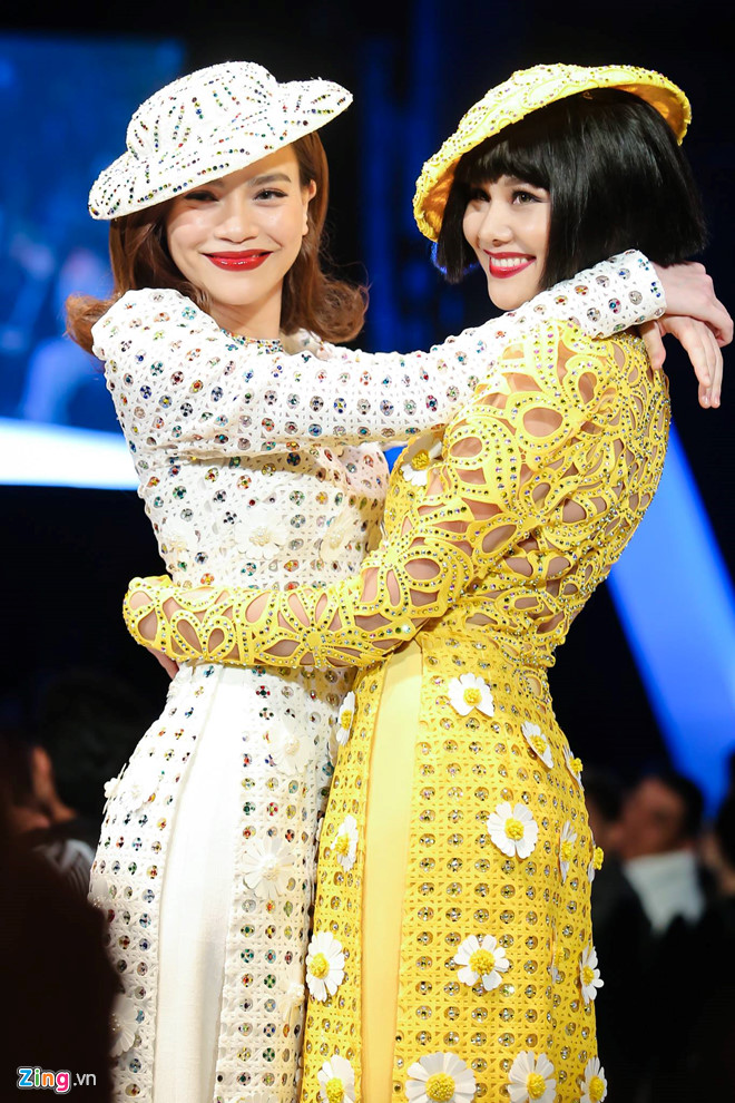 Hồ Ngọc Hà và Thanh Hằng nắm tay nhau, kết show Công Trí